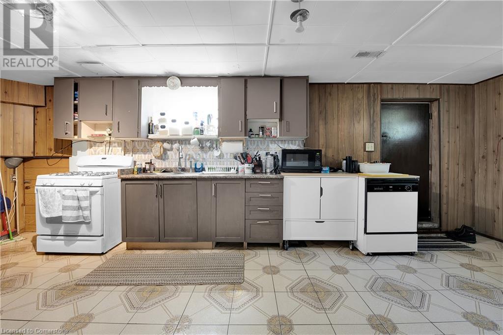 Photo 35 of 18 Villa Court, Hamilton ON