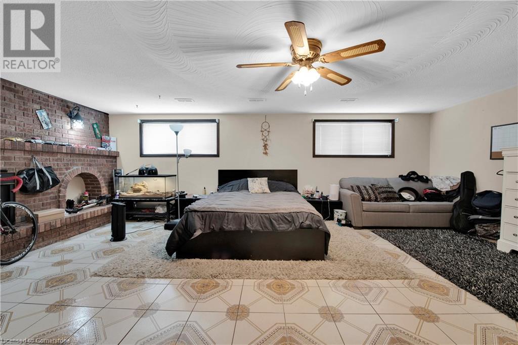 Photo 31 of 18 Villa Court, Hamilton ON