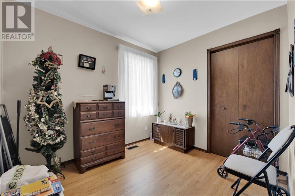 Photo 17 of 18 Villa Court, Hamilton ON