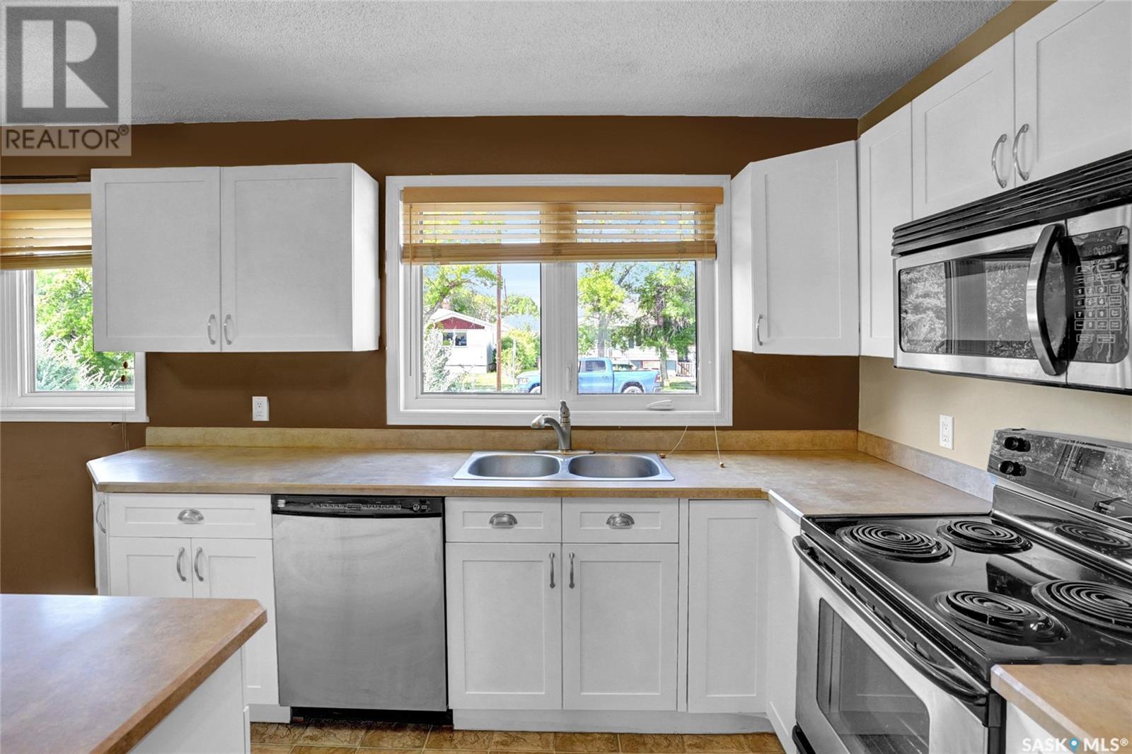 Photo 29 of 110 3rd Avenue W, Gravelbourg SK