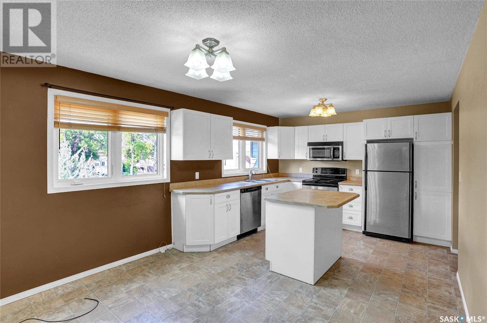Photo 18 of 110 3rd Avenue W, Gravelbourg SK