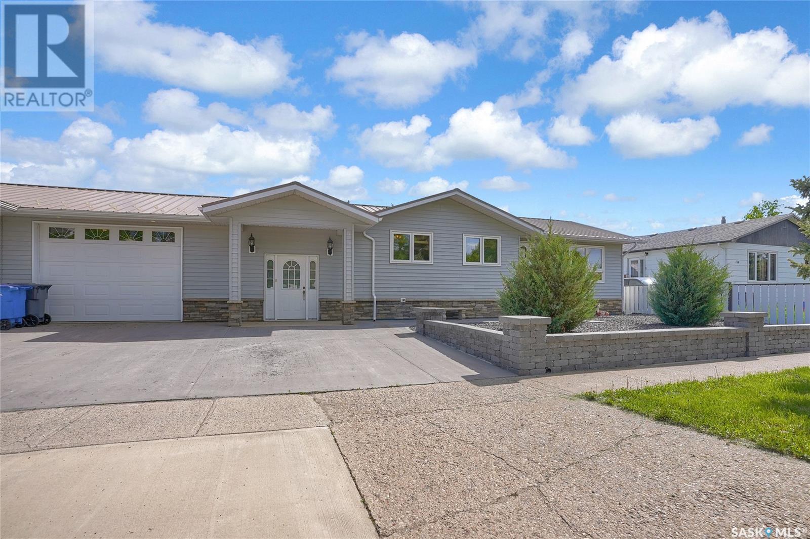 Photo 40 of 110 3rd Avenue W, Gravelbourg SK
