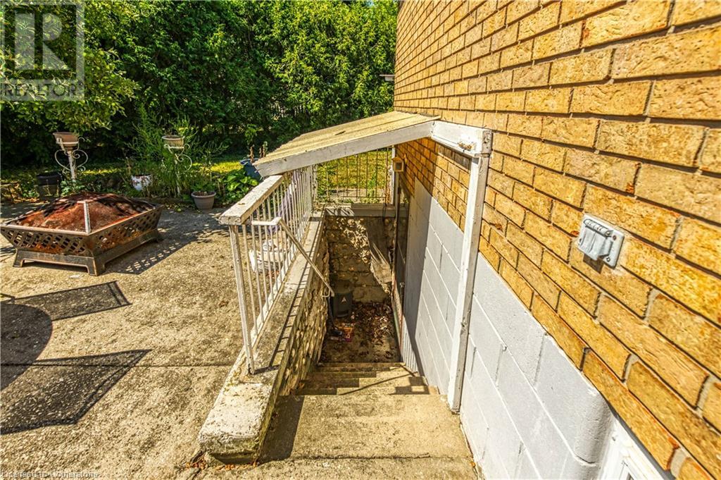 Photo 10 of 18 Villa Court, Hamilton ON