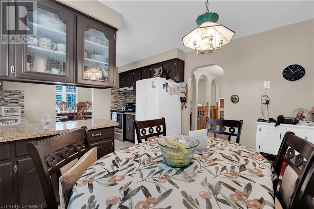 Photo 8 of 18 Villa Court, Hamilton ON