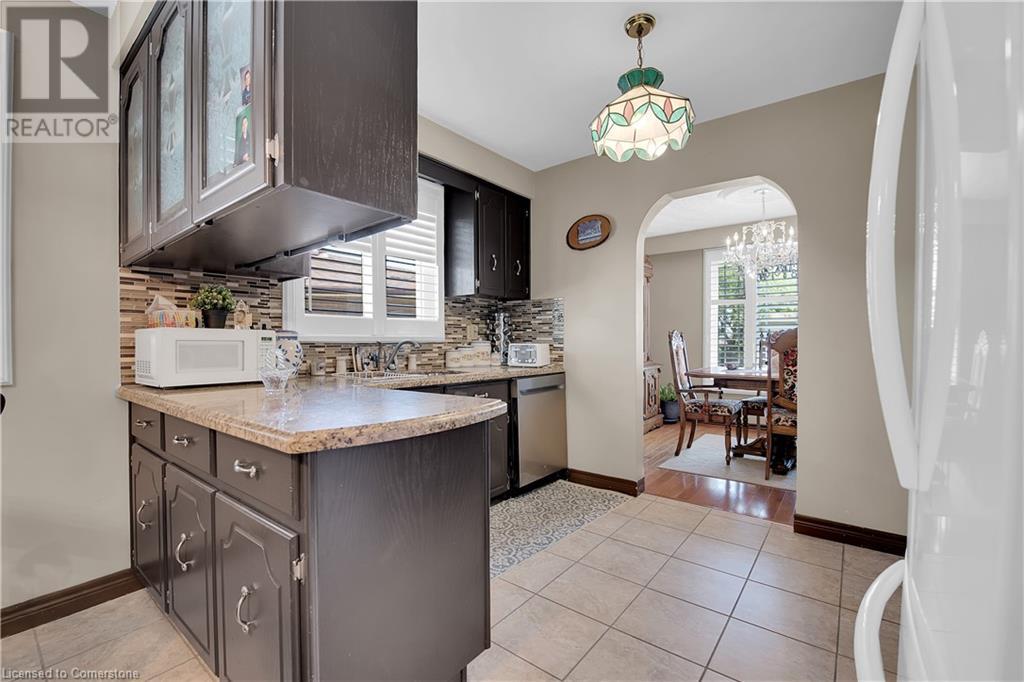 Photo 1 of 18 Villa Court, Hamilton ON