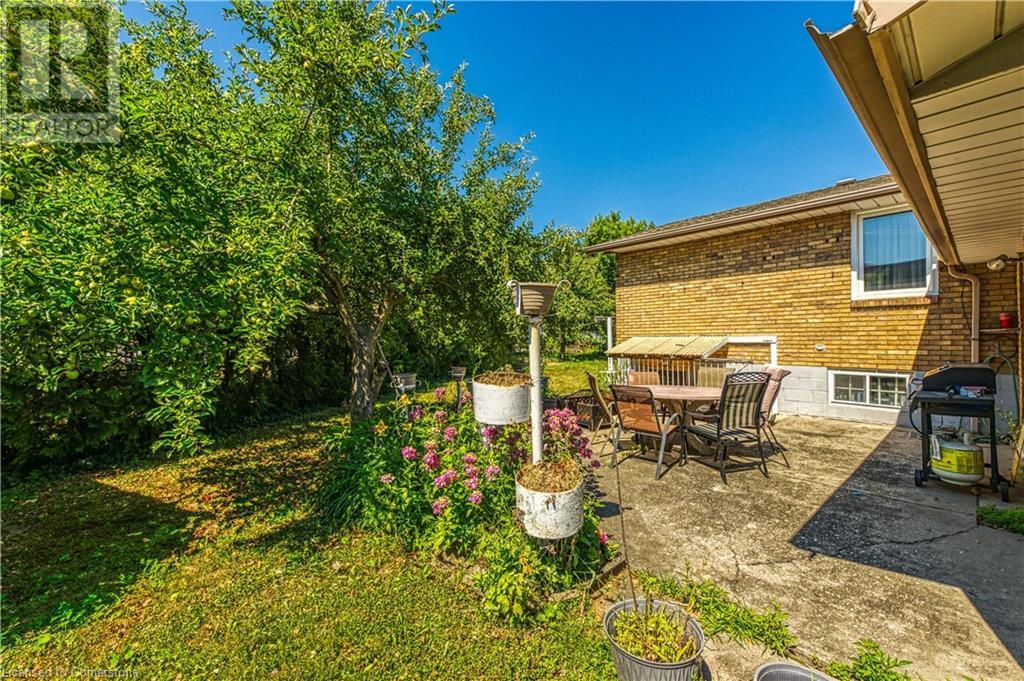 Photo 5 of 18 Villa Court, Hamilton ON