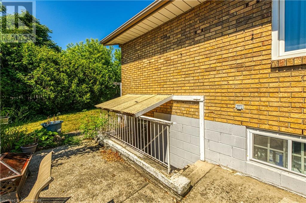 Photo 39 of 18 Villa Court, Hamilton ON