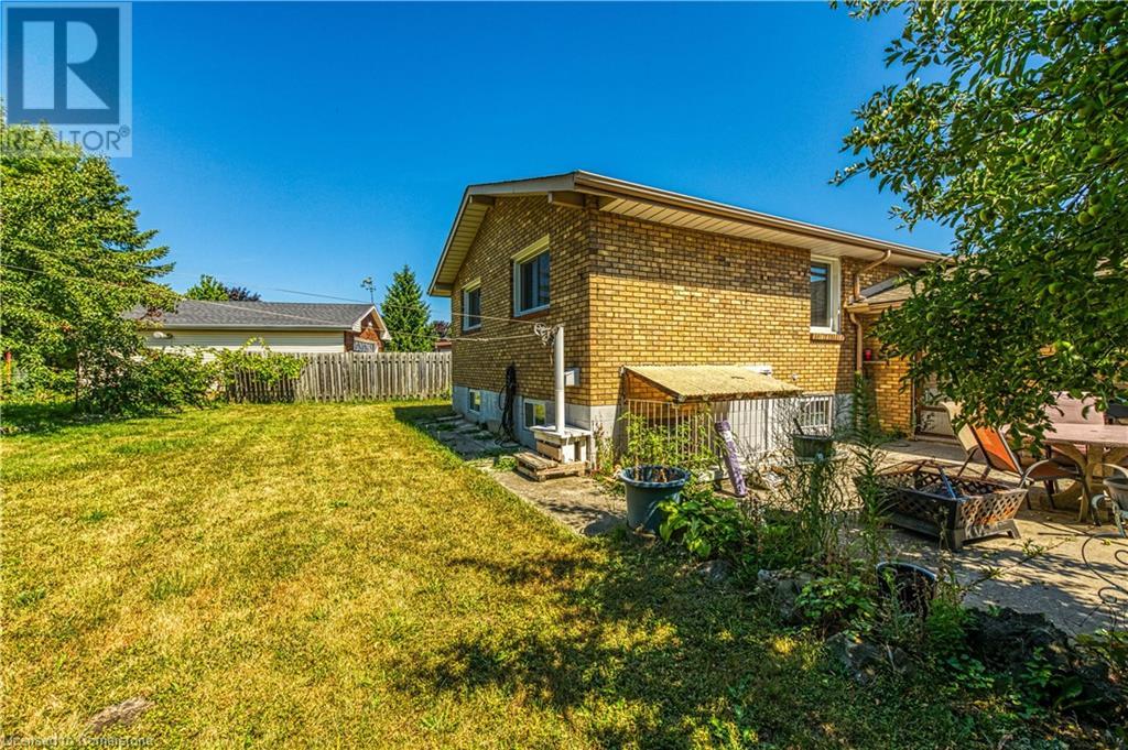 Photo 40 of 18 Villa Court, Hamilton ON