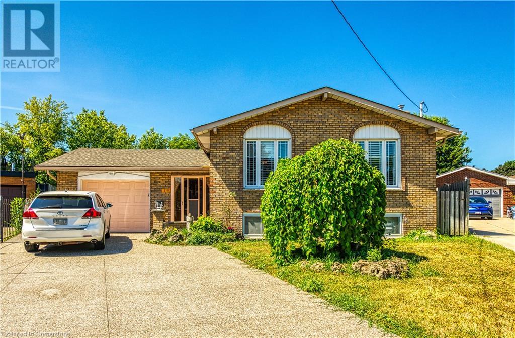 Photo 12 of 18 Villa Court, Hamilton ON
