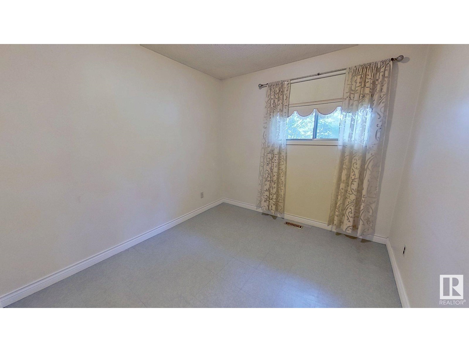 Photo 17 of 899 Alder Av, Sherwood Park AB
