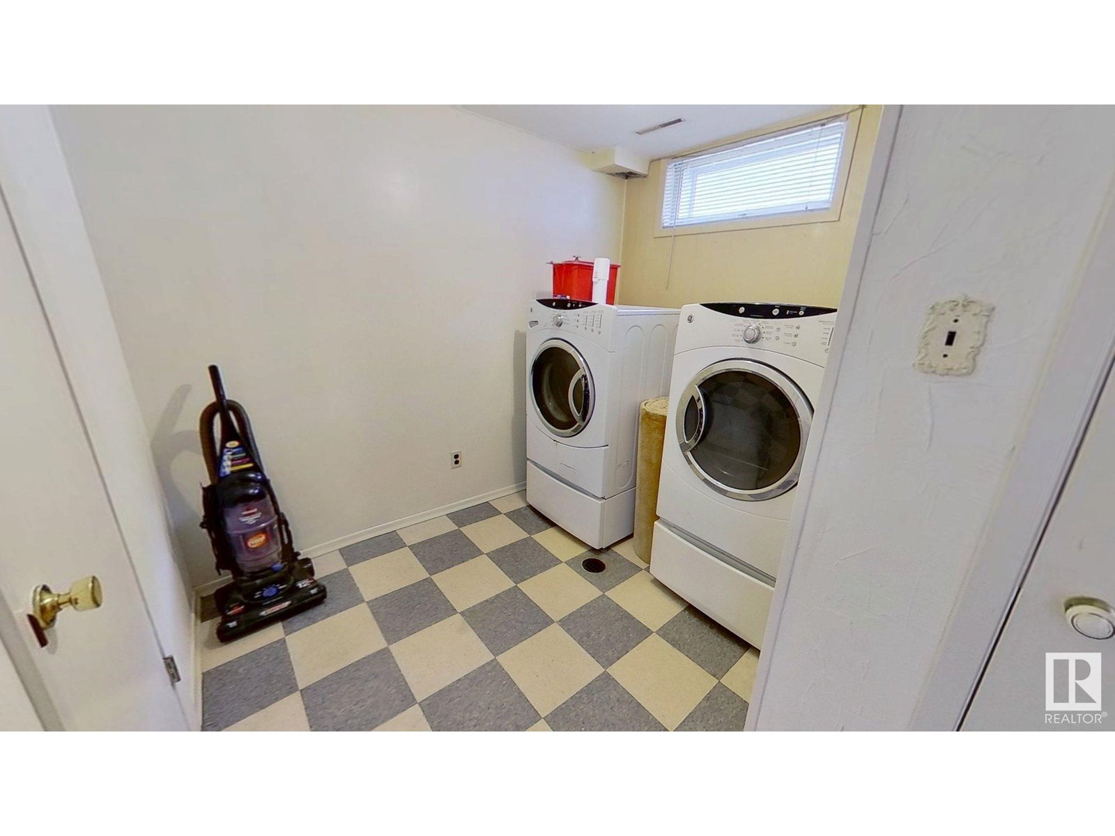 Photo 13 of 899 Alder Av, Sherwood Park AB