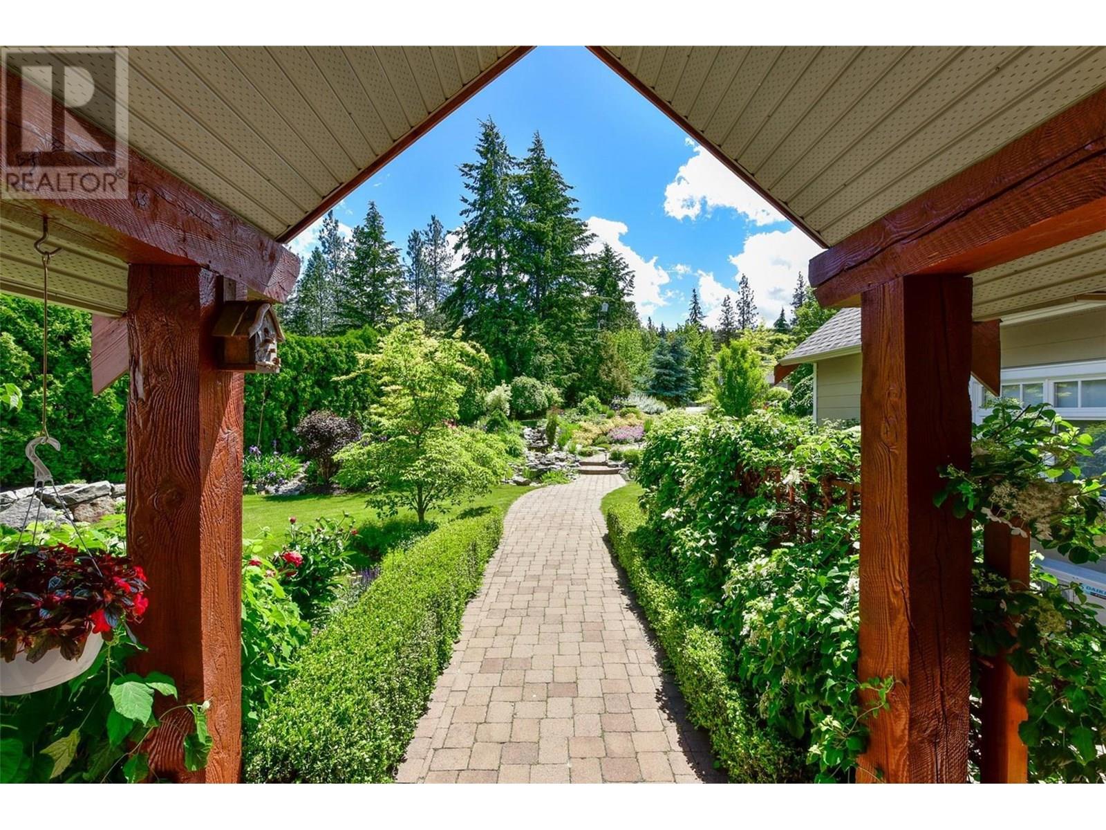 3672 Luxmoore Road, Kelowna