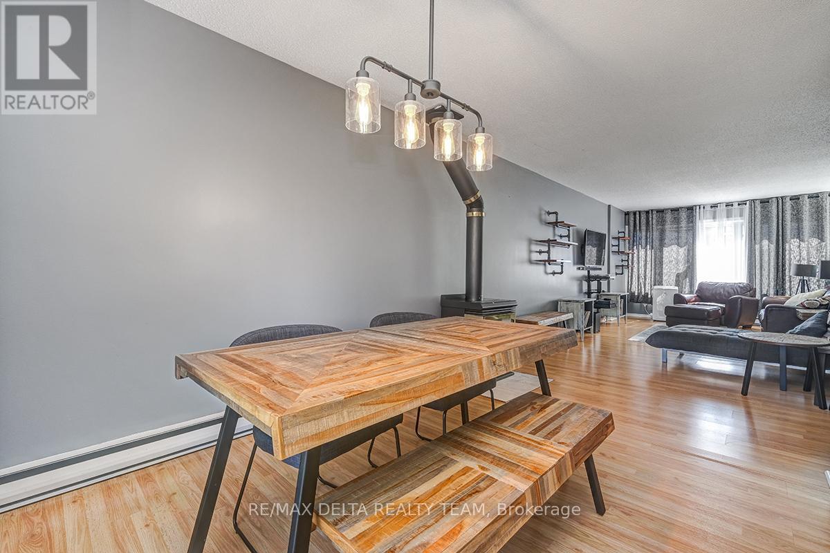 Photo 15 of 2104 Eric Crescent, Ottawa ON