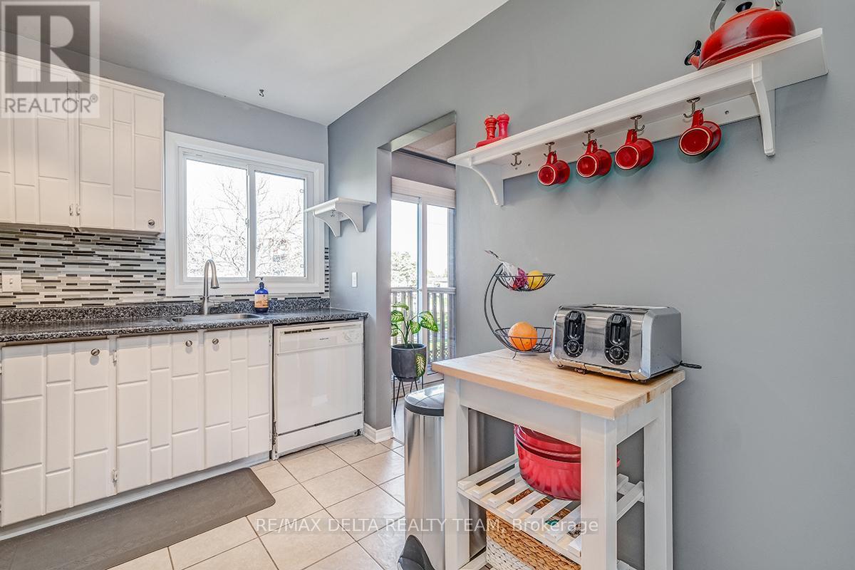 Photo 5 of 2104 Eric Crescent, Ottawa ON