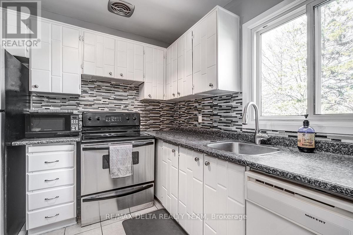 Photo 16 of 2104 Eric Crescent, Ottawa ON