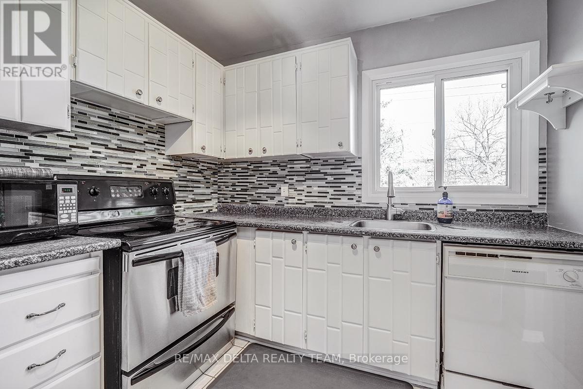 Photo 4 of 2104 Eric Crescent, Ottawa ON