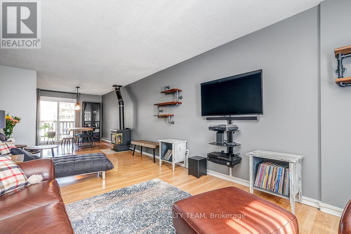 Photo 12 of 2104 Eric Crescent, Ottawa ON