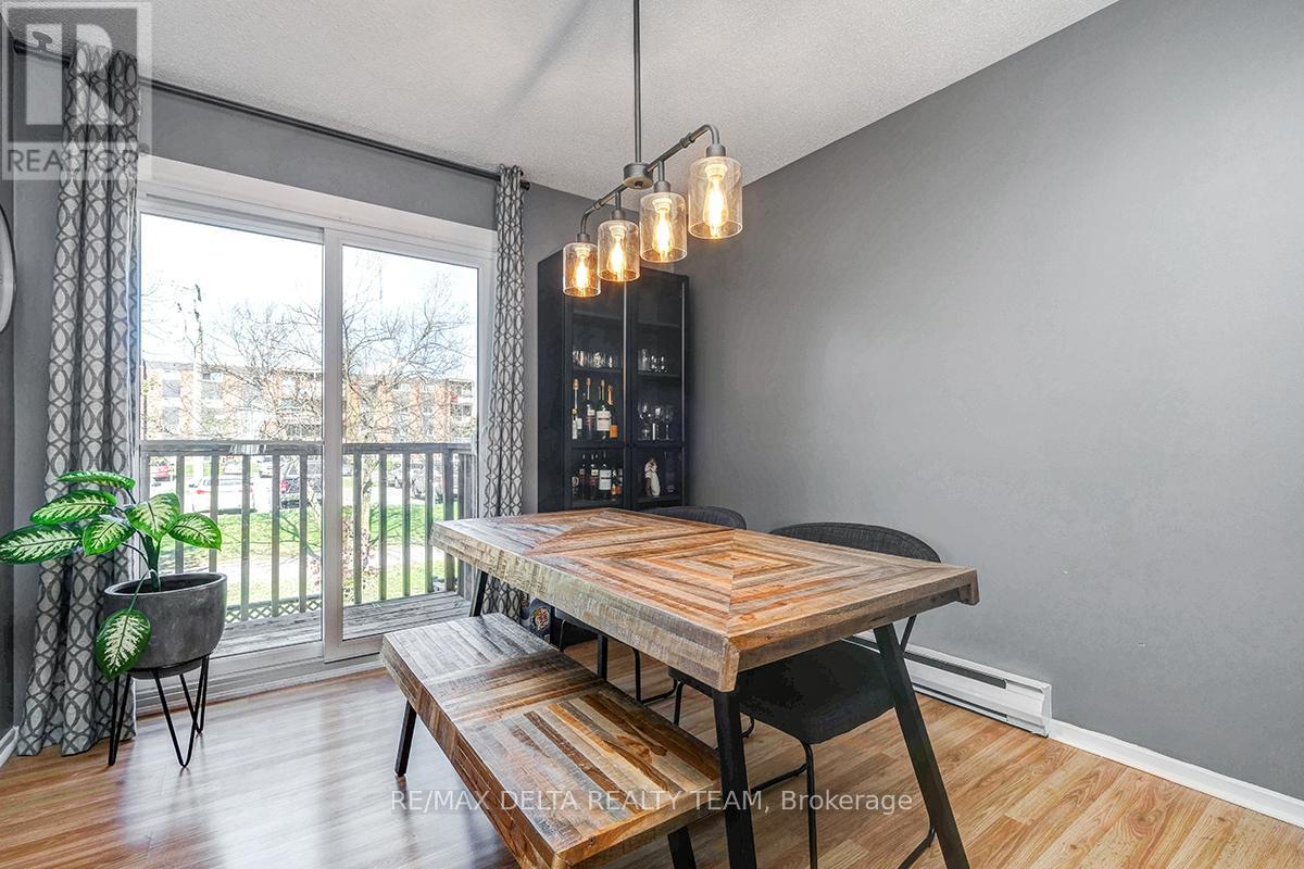 Photo 3 of 2104 Eric Crescent, Ottawa ON