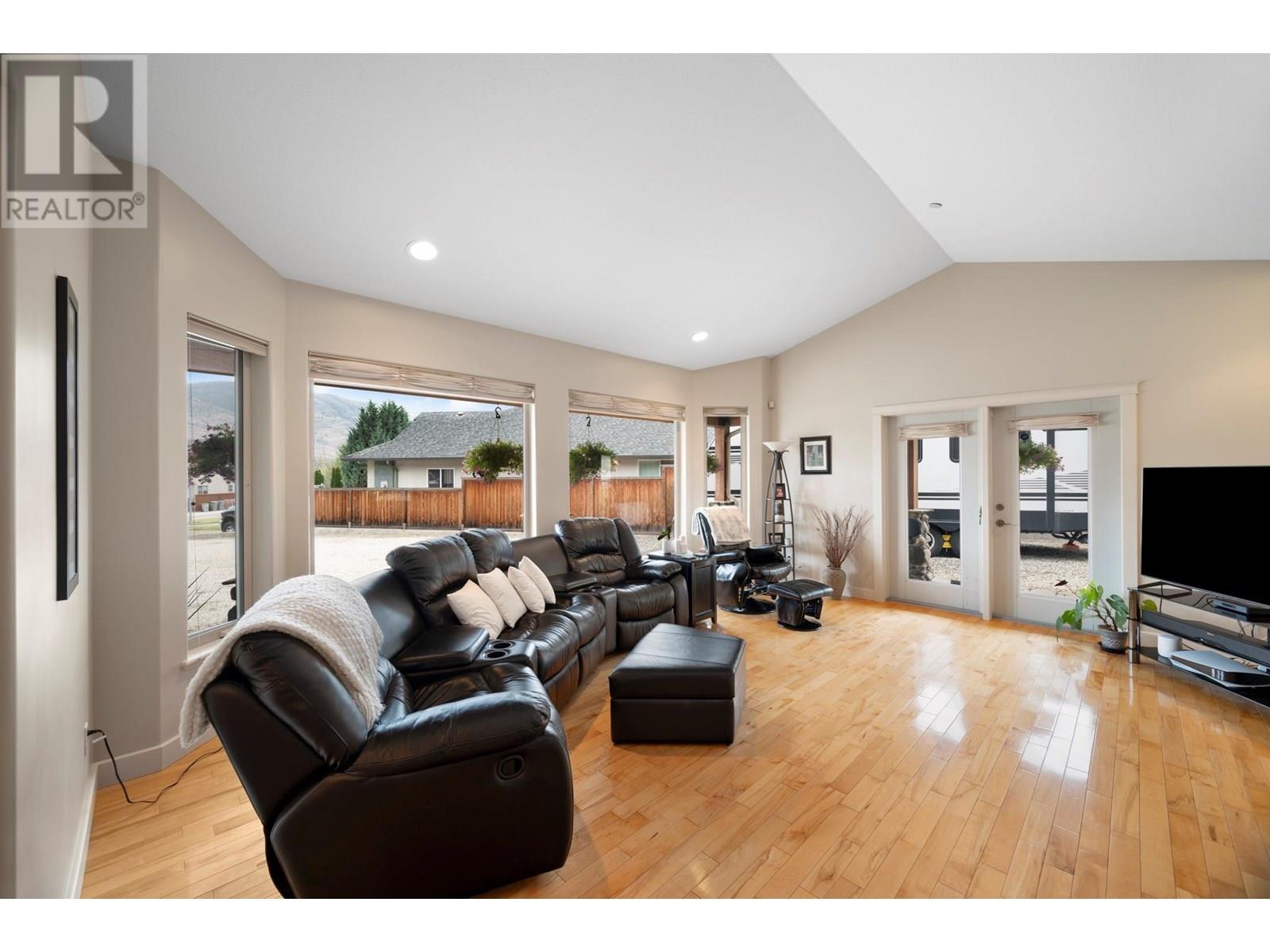 Photo 4 of 585 Coyote Drive, Kamloops BC