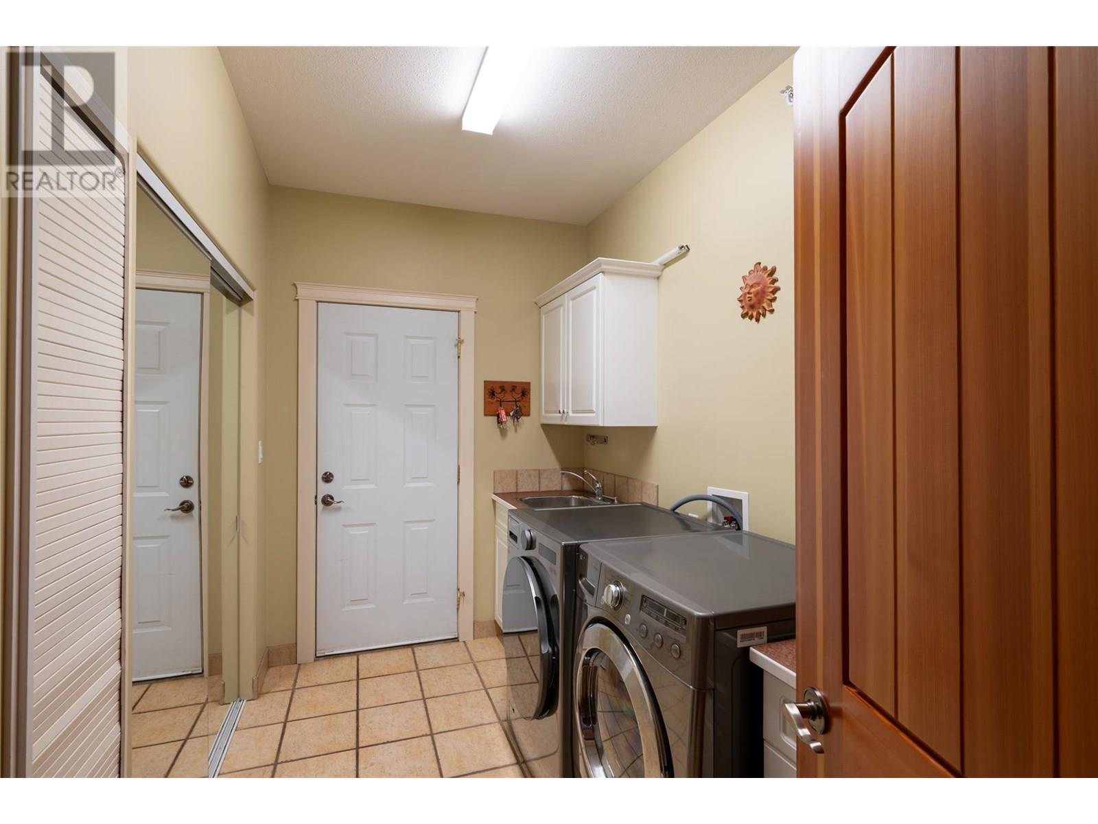 Photo 9 of 585 Coyote Drive, Kamloops BC