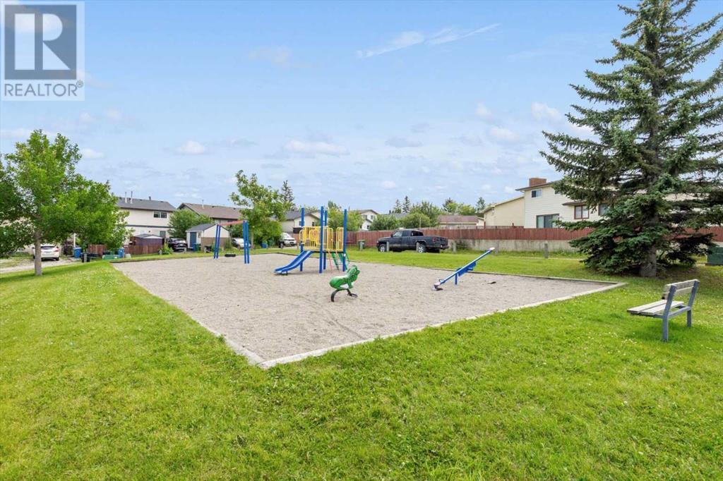 Single Family House 4 Level for Sale in  Bergen Place NW Beddington Heights Calgary 