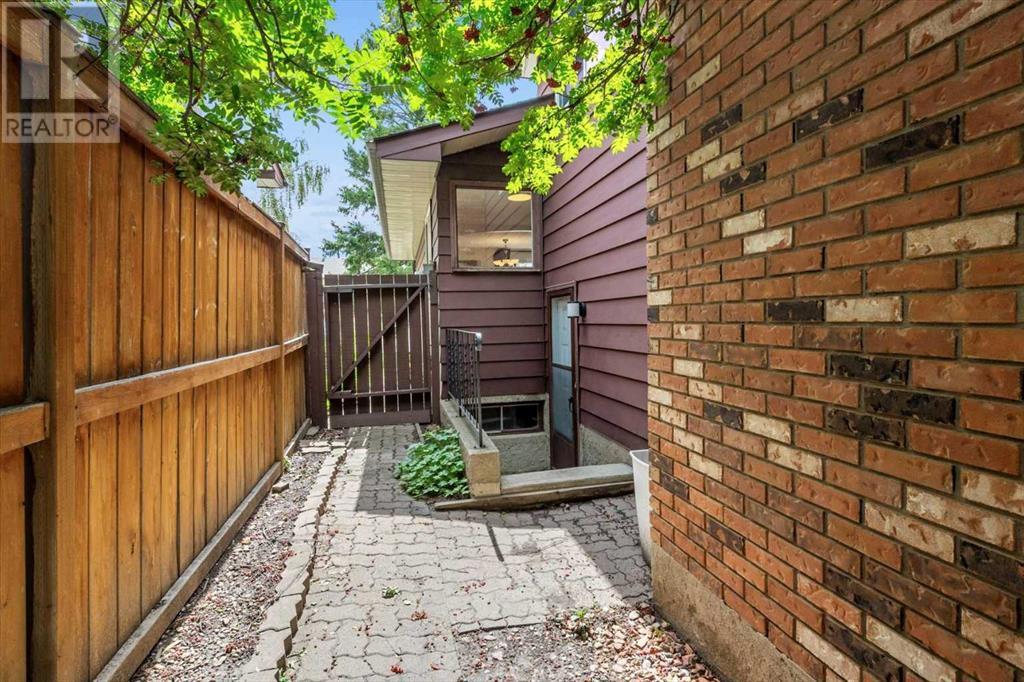 Single Family House 4 Level for Sale in  Bergen Place NW Beddington Heights Calgary 