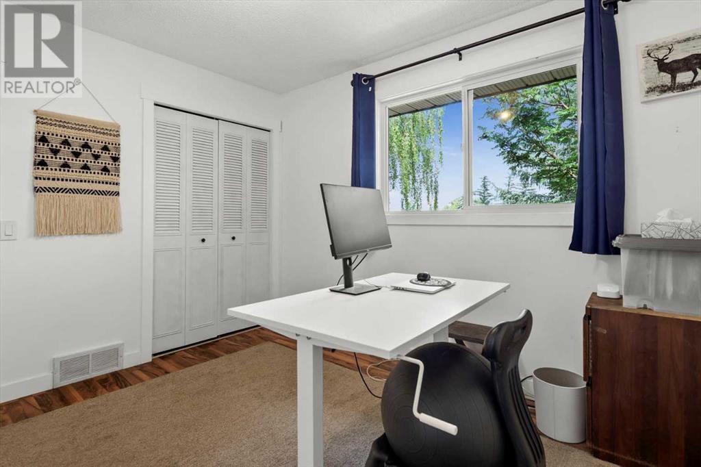 Single Family House 4 Level for Sale in  Bergen Place NW Beddington Heights Calgary 