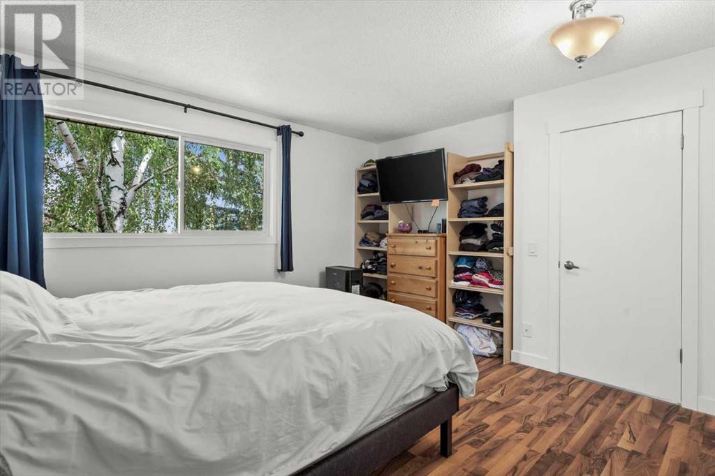 Single Family House 4 Level for Sale in  Bergen Place NW Beddington Heights Calgary 