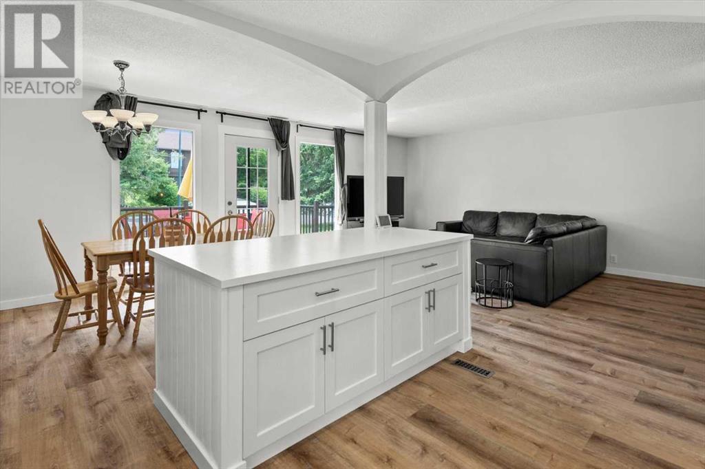 Single Family House 4 Level for Sale in  Bergen Place NW Beddington Heights Calgary 