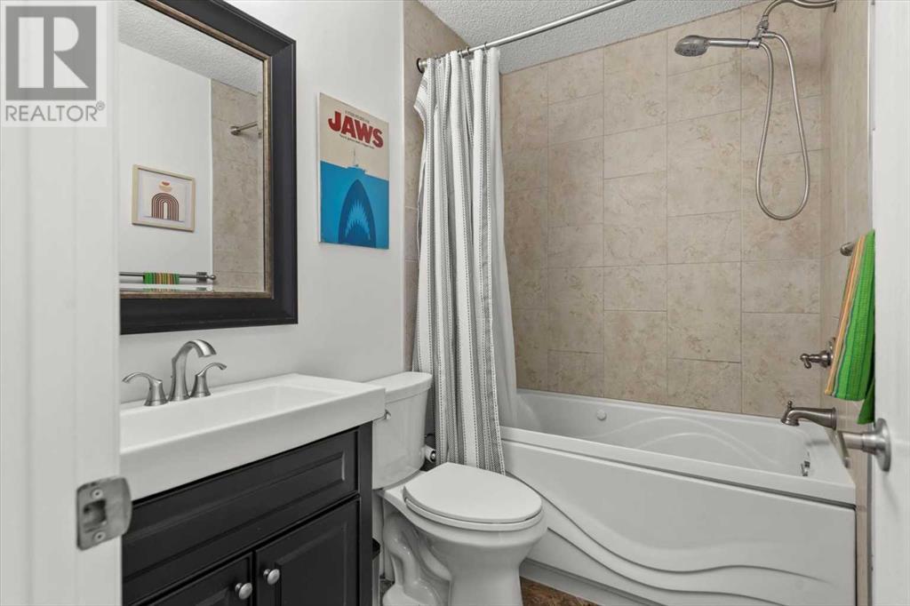 Single Family House 4 Level for Sale in  Bergen Place NW Beddington Heights Calgary 