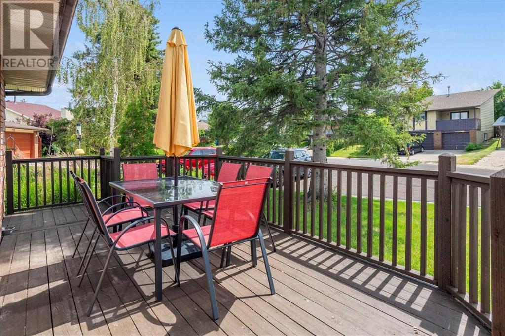 Single Family House 4 Level for Sale in  Bergen Place NW Beddington Heights Calgary 
