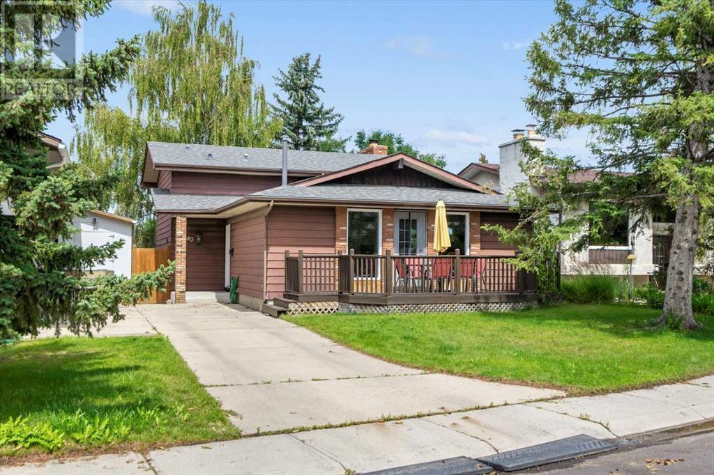 Single Family House 4 Level for Sale in  Bergen Place NW Beddington Heights Calgary 