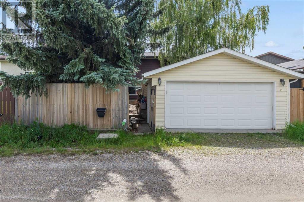 Single Family House 4 Level for Sale in  Bergen Place NW Beddington Heights Calgary 