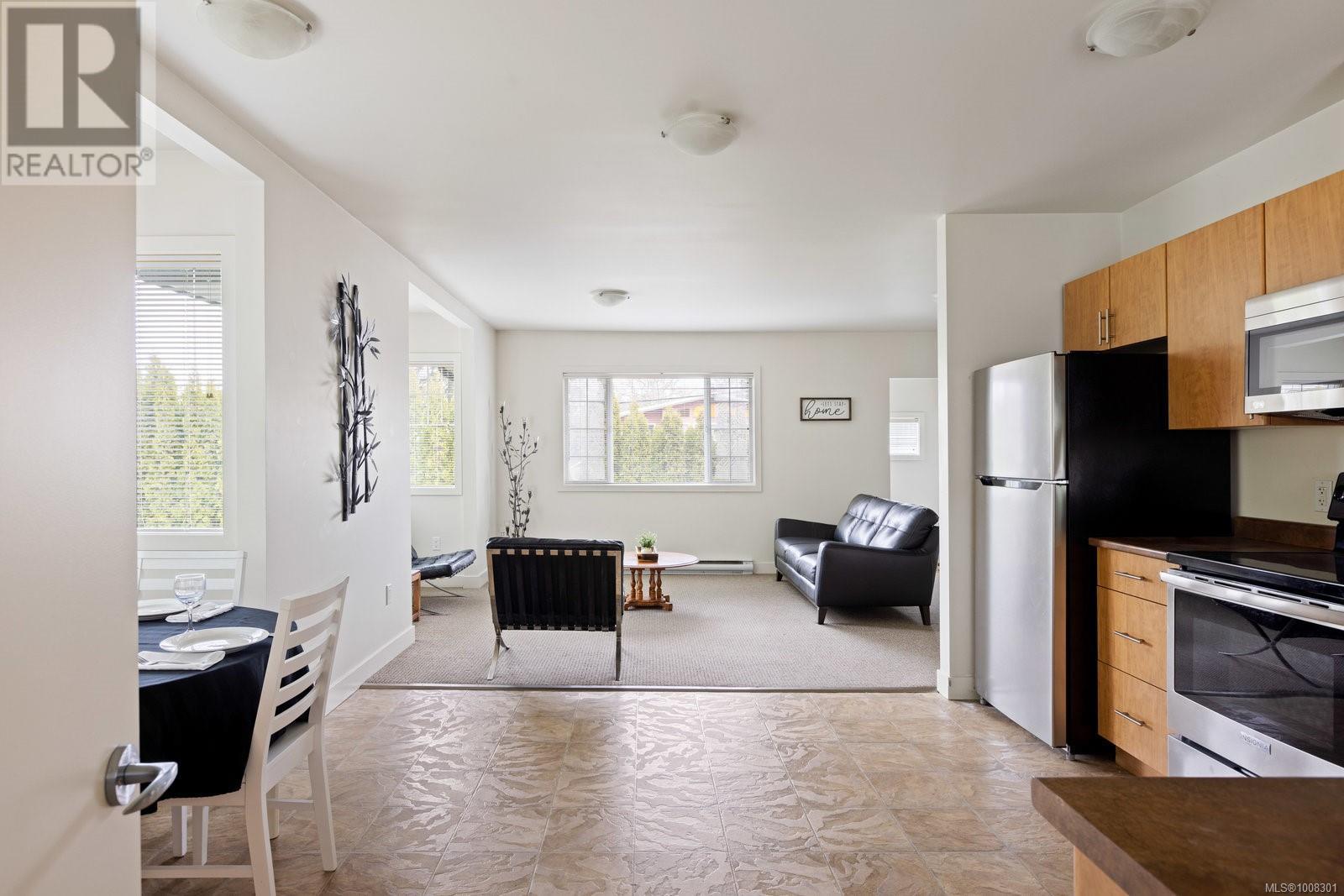 Photo 5 of 3918 Cedar Hill Cross Rd, Saanich BC