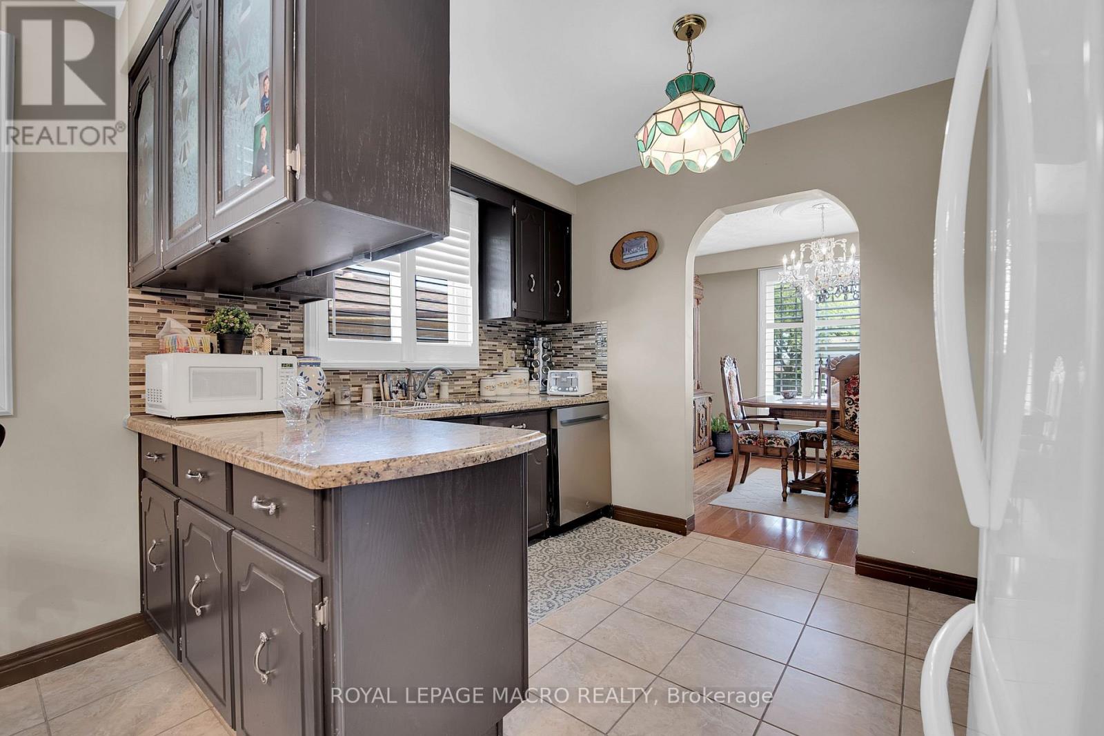 Photo 16 of 18 Villa Court, Hamilton ON