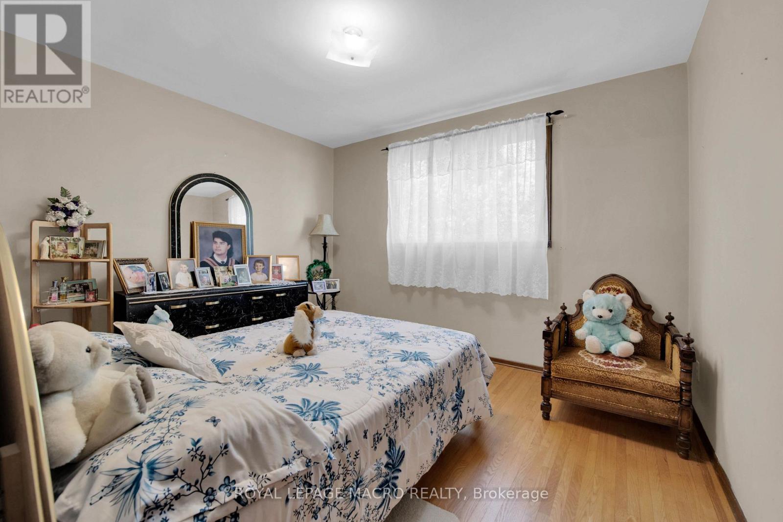 Photo 6 of 18 Villa Court, Hamilton ON
