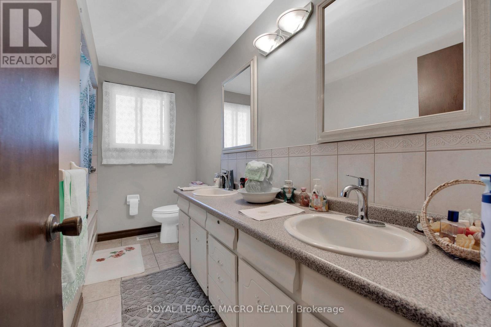 Photo 11 of 18 Villa Court, Hamilton ON