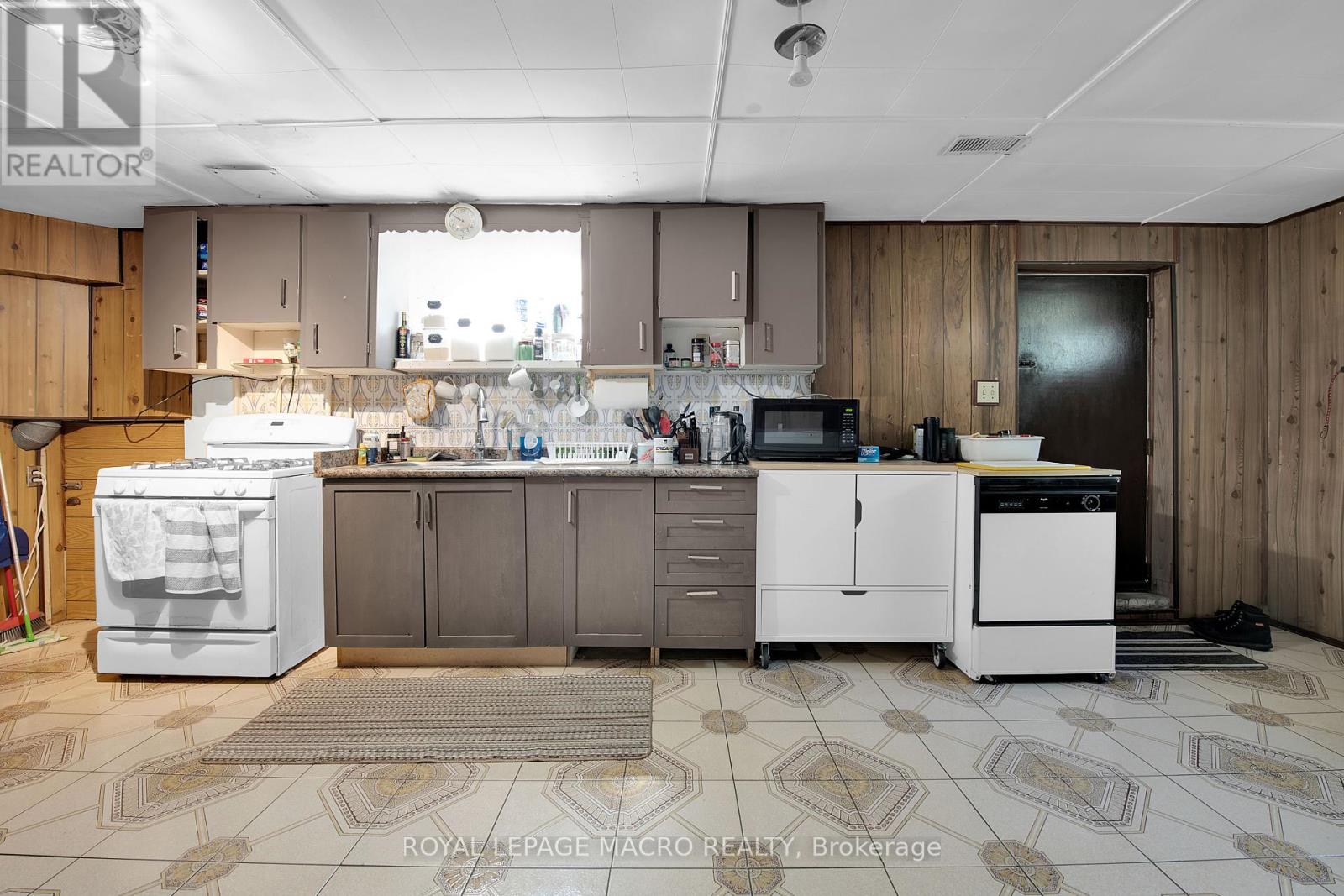 Photo 8 of 18 Villa Court, Hamilton ON