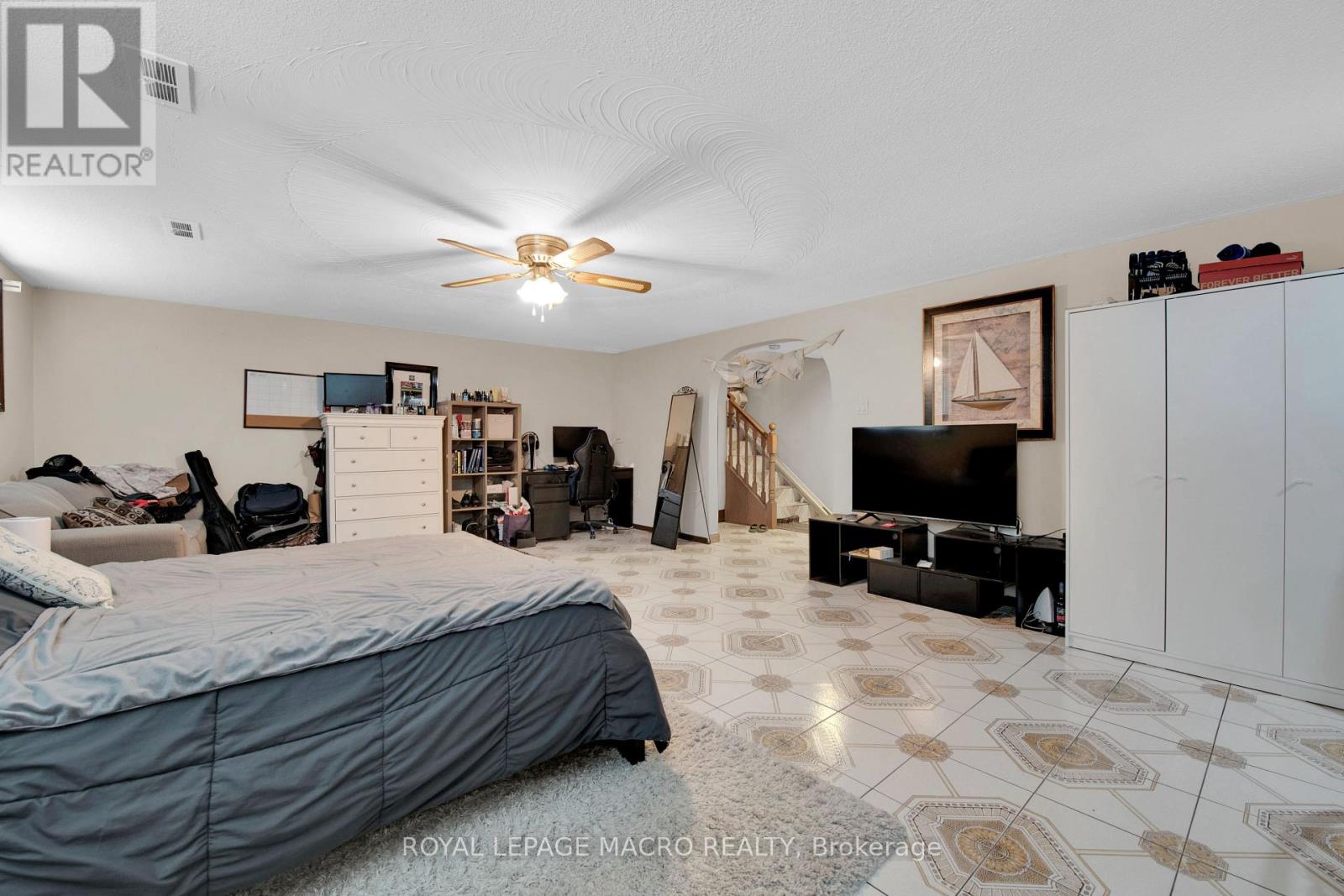 Photo 13 of 18 Villa Court, Hamilton ON