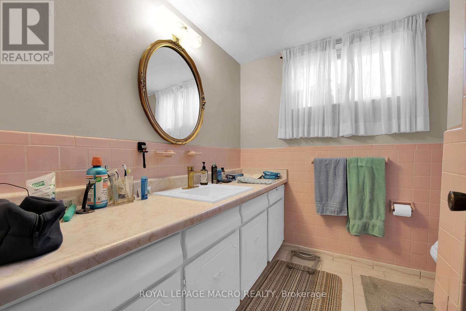 Photo 4 of 18 Villa Court, Hamilton ON