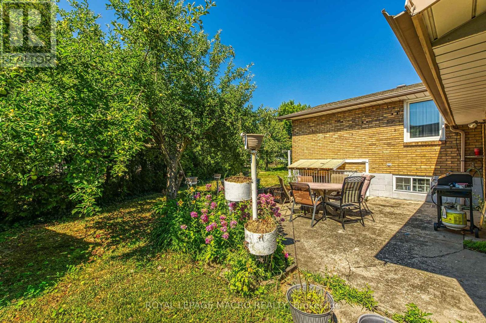 Photo 15 of 18 Villa Court, Hamilton ON