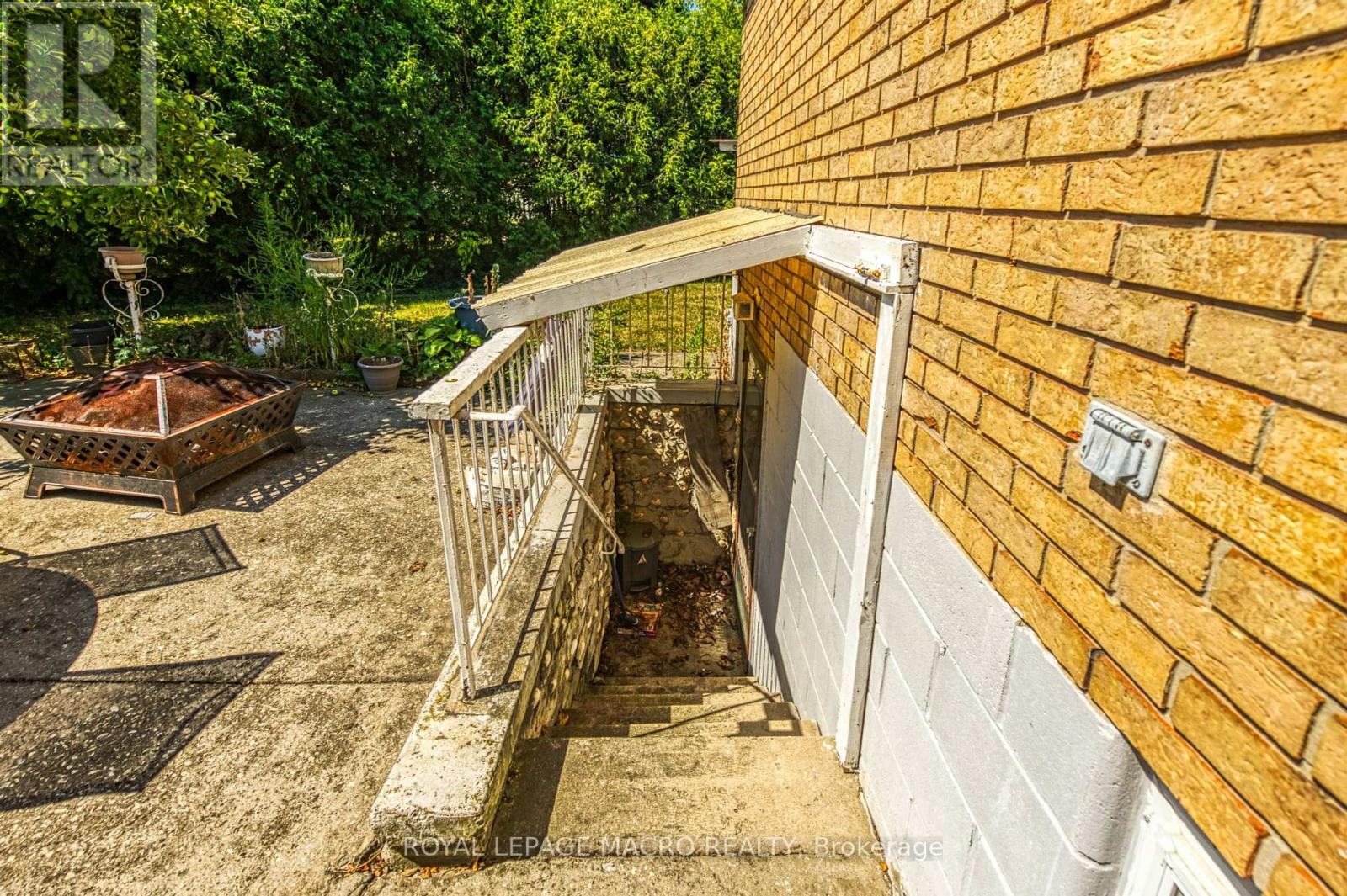 Photo 36 of 18 Villa Court, Hamilton ON