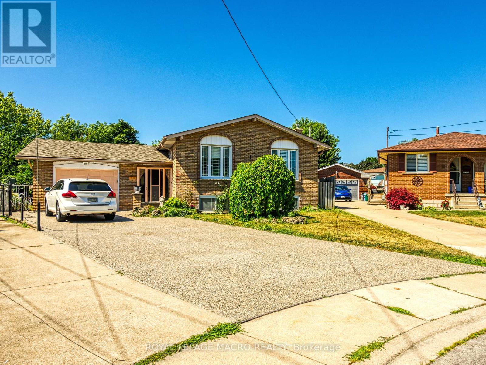 Photo 10 of 18 Villa Court, Hamilton ON