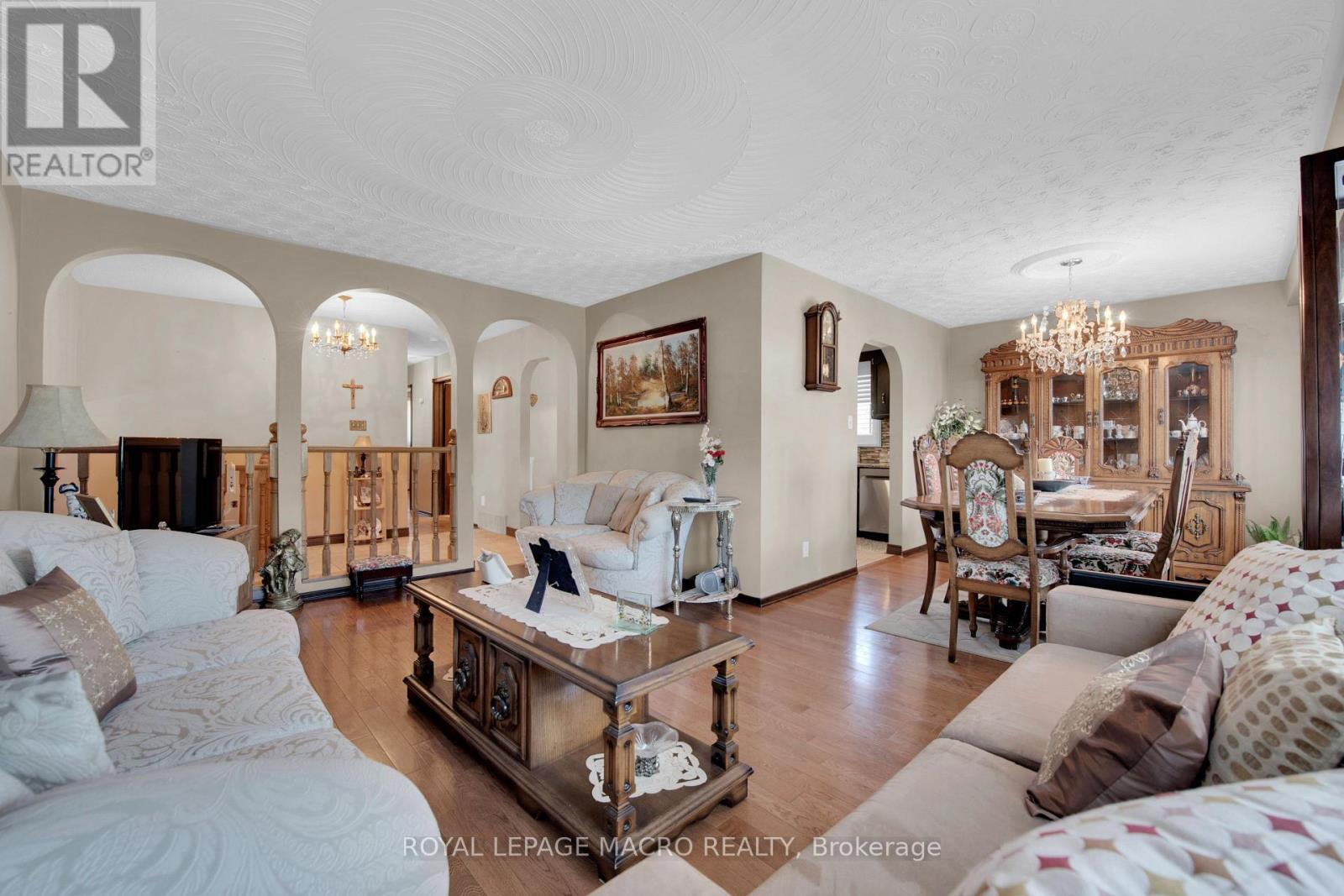 Photo 17 of 18 Villa Court, Hamilton ON