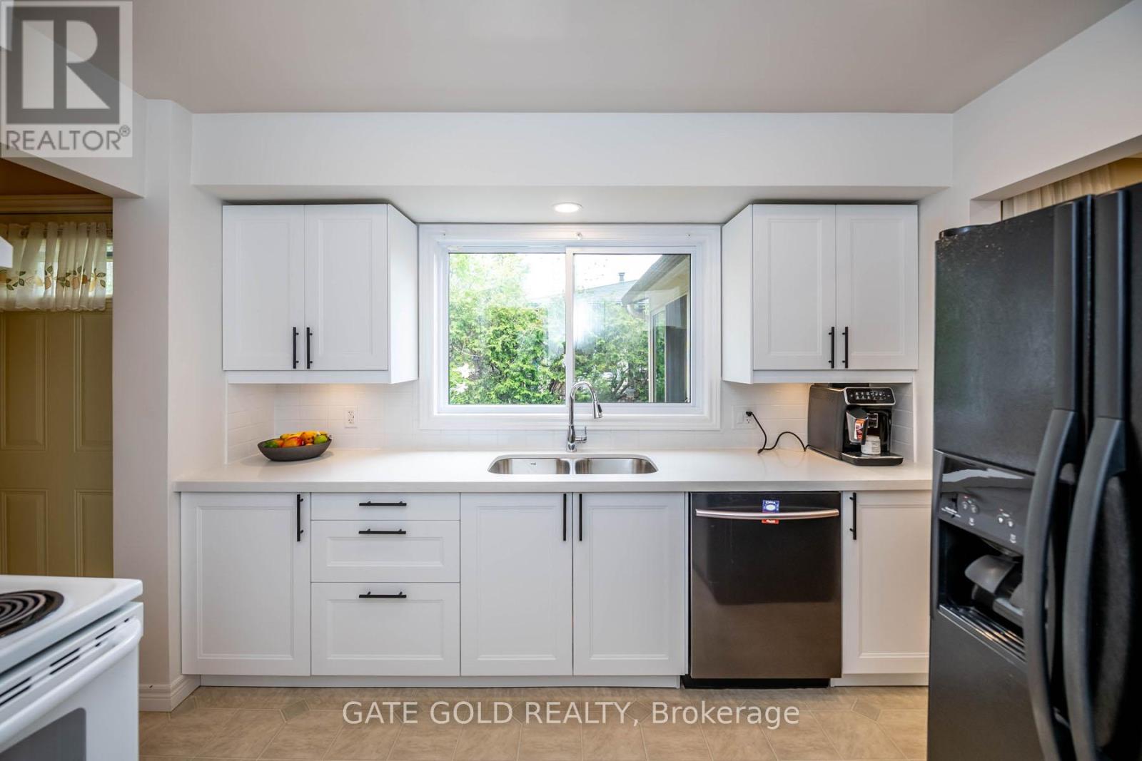 Photo 32 of 122 Forest Hill Road, Grimsby ON