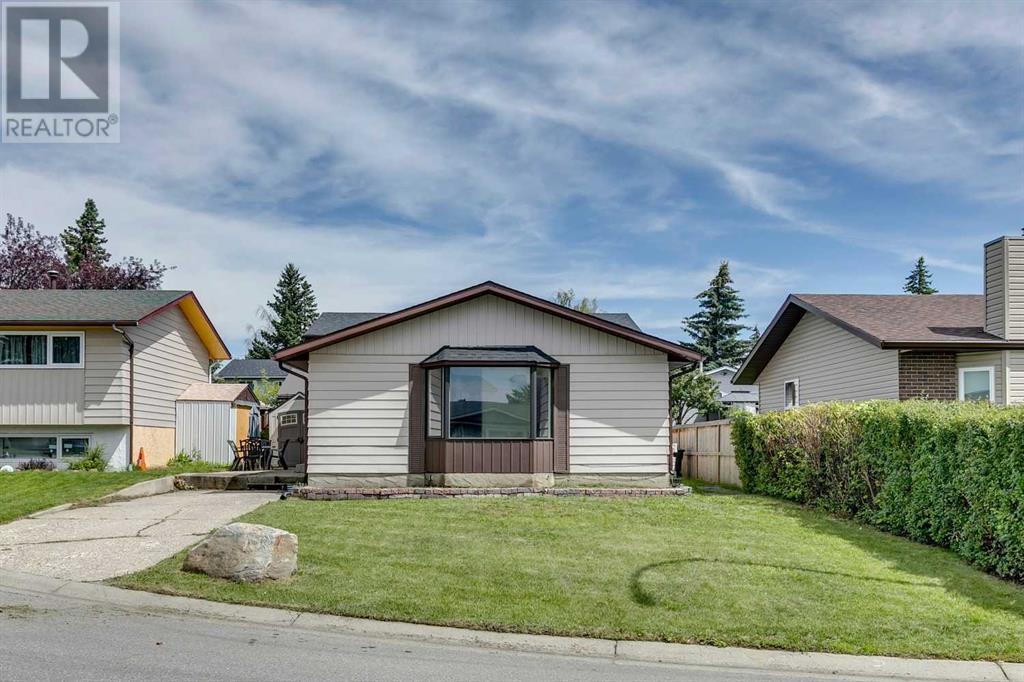 Single Family House 4 Level for Sale in  Rundleson Place NE Rundle Calgary 