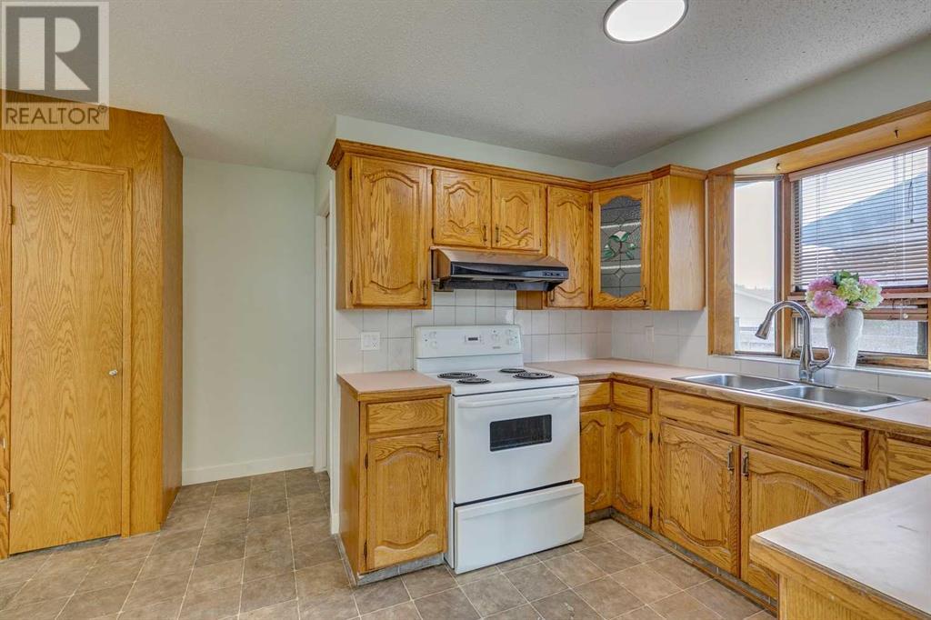 Single Family House 4 Level for Sale in  Rundleson Place NE Rundle Calgary 