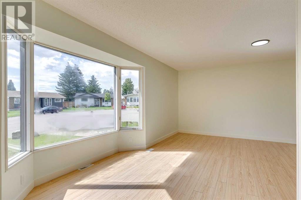 Single Family House 4 Level for Sale in  Rundleson Place NE Rundle Calgary 