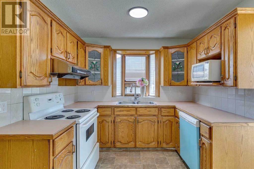 Single Family House 4 Level for Sale in  Rundleson Place NE Rundle Calgary 