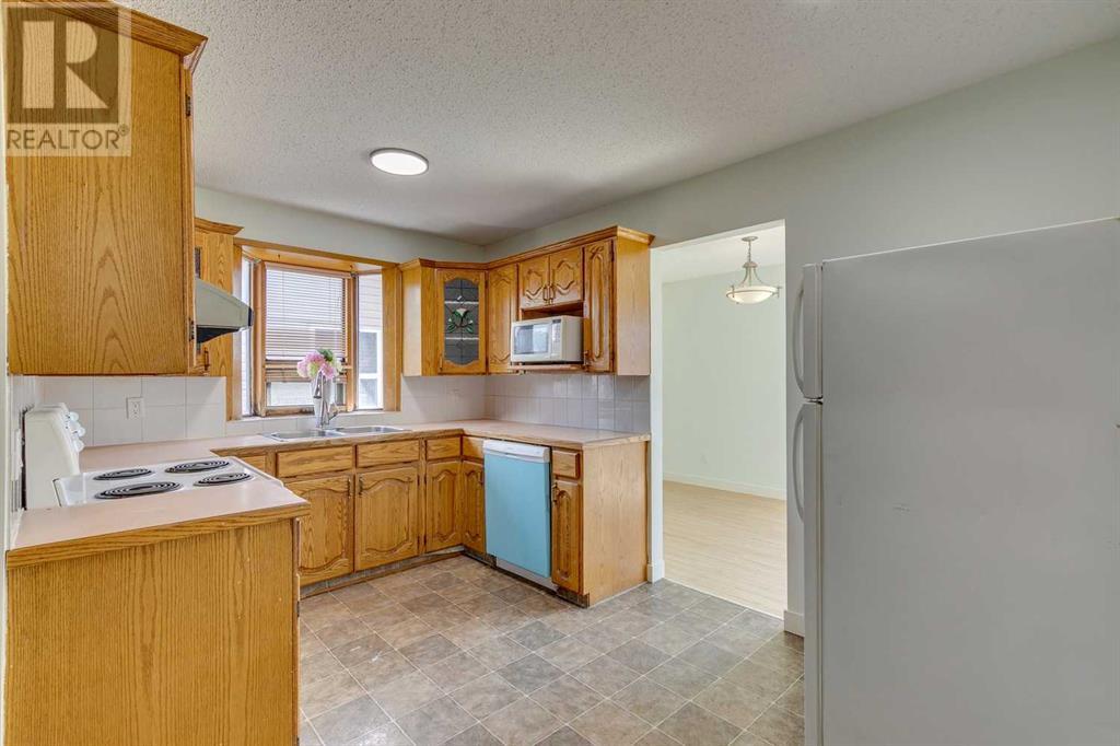 Single Family House 4 Level for Sale in  Rundleson Place NE Rundle Calgary 